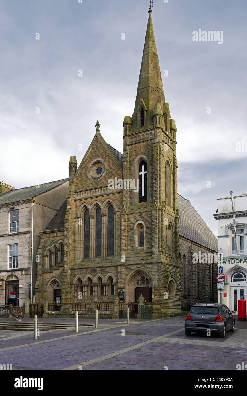 Castle Square Church a Caernarfon è una chiesa gotica anticonformista costruita nel 1883 per ospitare i servizi inglesi in questa città molto gallese. Foto Stock