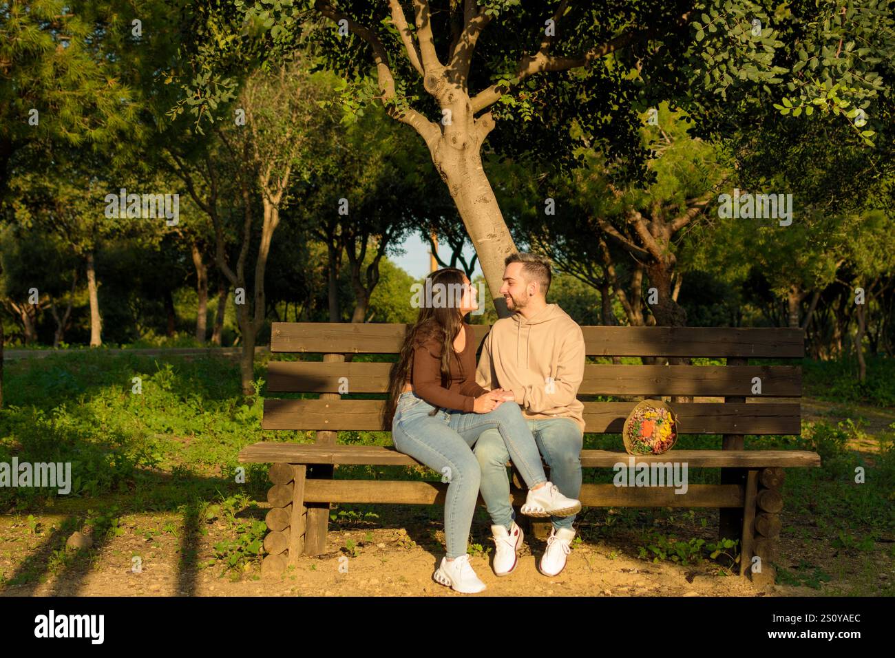 la giovane coppia condivide le risate e le coccole sul loro appuntamento Foto Stock