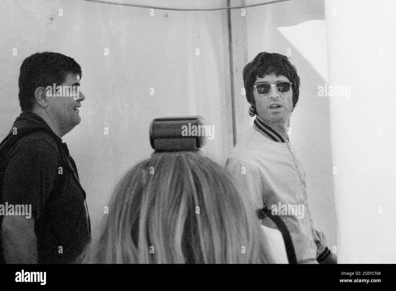 NOEL GALLAGHER, OASIS, BACKSTAGE, READING FESTIVAL, 2000: Noel Gallagher of Oasis è persuaso dai paparazzi nel backstage al Reading Festival, Reading, Inghilterra, Regno Unito, il 25 agosto 2000. La band fece da headliner al festival quella sera con il loro quarto album "Standing on the Shoulder of Giants". Foto: Rob Watkins. INFO: Noel Gallagher è un musicista, cantautore e produttore inglese, meglio conosciuto come il chitarrista principale degli Oasis. Famoso per inni come "Wonderwall", in seguito formò gli High Flying Birds di Noel Gallagher, continuando la sua eredità di brillantezza Britpop. Foto Stock