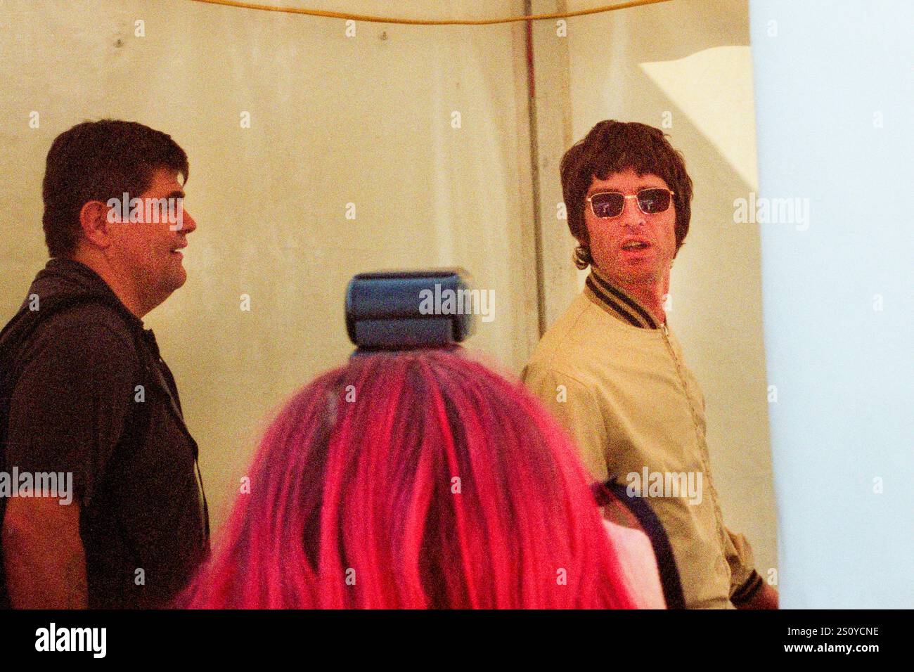 NOEL GALLAGHER, OASIS, BACKSTAGE, READING FESTIVAL, 2000: Noel Gallagher of Oasis è persuaso dai paparazzi nel backstage al Reading Festival, Reading, Inghilterra, Regno Unito, il 25 agosto 2000. La band fece da headliner al festival quella sera con il loro quarto album "Standing on the Shoulder of Giants". Foto: Rob Watkins. INFO: Noel Gallagher è un musicista, cantautore e produttore inglese, meglio conosciuto come il chitarrista principale degli Oasis. Famoso per inni come "Wonderwall", in seguito formò gli High Flying Birds di Noel Gallagher, continuando la sua eredità di brillantezza Britpop. Foto Stock