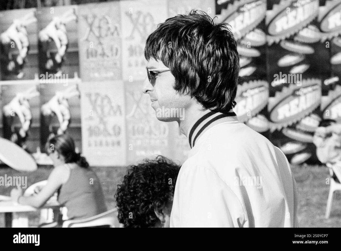 NOEL GALLAGHER, OASIS, BACKSTAGE, READING FESTIVAL, 2000: Noel Gallagher of Oasis backstage al Reading Festival, Reading, Inghilterra, Regno Unito, il 25 agosto 2000. La band fece da headliner al festival quella sera con il loro quarto album "Standing on the Shoulder of Giants". Foto: Rob Watkins. INFO: Noel Gallagher è un musicista, cantautore e produttore inglese, meglio conosciuto come il chitarrista principale degli Oasis. Famoso per inni come "Wonderwall", in seguito formò gli High Flying Birds di Noel Gallagher, continuando la sua eredità di brillantezza Britpop. Foto Stock