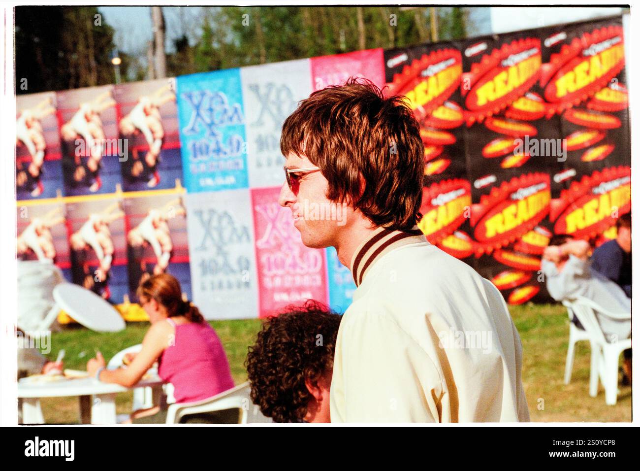 NOEL GALLAGHER, OASIS, BACKSTAGE, READING FESTIVAL, 2000: Noel Gallagher of Oasis backstage al Reading Festival, Reading, Inghilterra, Regno Unito, il 25 agosto 2000. La band fece da headliner al festival quella sera con il loro quarto album "Standing on the Shoulder of Giants". Foto: Rob Watkins. INFO: Noel Gallagher è un musicista, cantautore e produttore inglese, meglio conosciuto come il chitarrista principale degli Oasis. Famoso per inni come "Wonderwall", in seguito formò gli High Flying Birds di Noel Gallagher, continuando la sua eredità di brillantezza Britpop. Foto Stock