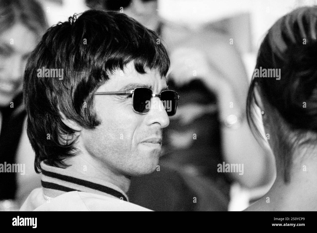 NOEL GALLAGHER, OASIS, BACKSTAGE, READING FESTIVAL, 2000: Noel Gallagher of Oasis backstage al Reading Festival, Reading, Inghilterra, Regno Unito, il 25 agosto 2000. La band fece da headliner al festival quella sera con il loro quarto album "Standing on the Shoulder of Giants". Foto: Rob Watkins. INFO: Noel Gallagher è un musicista, cantautore e produttore inglese, meglio conosciuto come il chitarrista principale degli Oasis. Famoso per inni come "Wonderwall", in seguito formò gli High Flying Birds di Noel Gallagher, continuando la sua eredità di brillantezza Britpop. Foto Stock