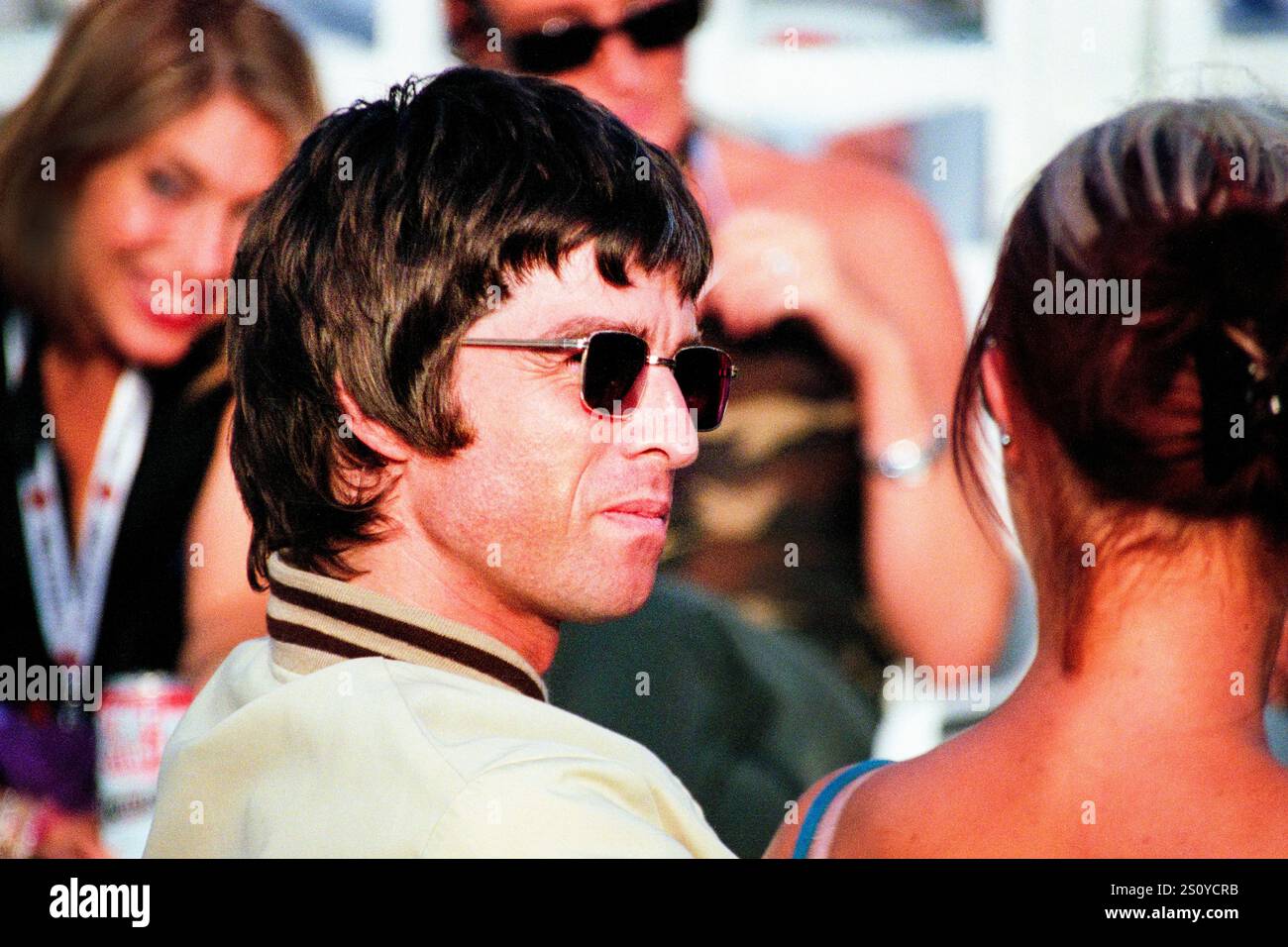 NOEL GALLAGHER, OASIS, BACKSTAGE, READING FESTIVAL, 2000: Noel Gallagher of Oasis backstage al Reading Festival, Reading, Inghilterra, Regno Unito, il 25 agosto 2000. La band fece da headliner al festival quella sera con il loro quarto album "Standing on the Shoulder of Giants". Foto: Rob Watkins. INFO: Noel Gallagher è un musicista, cantautore e produttore inglese, meglio conosciuto come il chitarrista principale degli Oasis. Famoso per inni come "Wonderwall", in seguito formò gli High Flying Birds di Noel Gallagher, continuando la sua eredità di brillantezza Britpop. Foto Stock