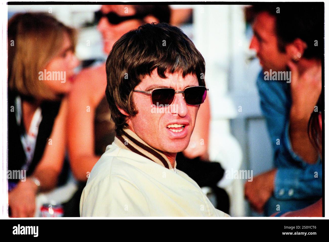 NOEL GALLAGHER, OASIS, BACKSTAGE, READING FESTIVAL, 2000: Noel Gallagher of Oasis backstage al Reading Festival, Reading, Inghilterra, Regno Unito, il 25 agosto 2000. La band fece da headliner al festival quella sera con il loro quarto album "Standing on the Shoulder of Giants". Foto: Rob Watkins. INFO: Noel Gallagher è un musicista, cantautore e produttore inglese, meglio conosciuto come il chitarrista principale degli Oasis. Famoso per inni come "Wonderwall", in seguito formò gli High Flying Birds di Noel Gallagher, continuando la sua eredità di brillantezza Britpop. Foto Stock
