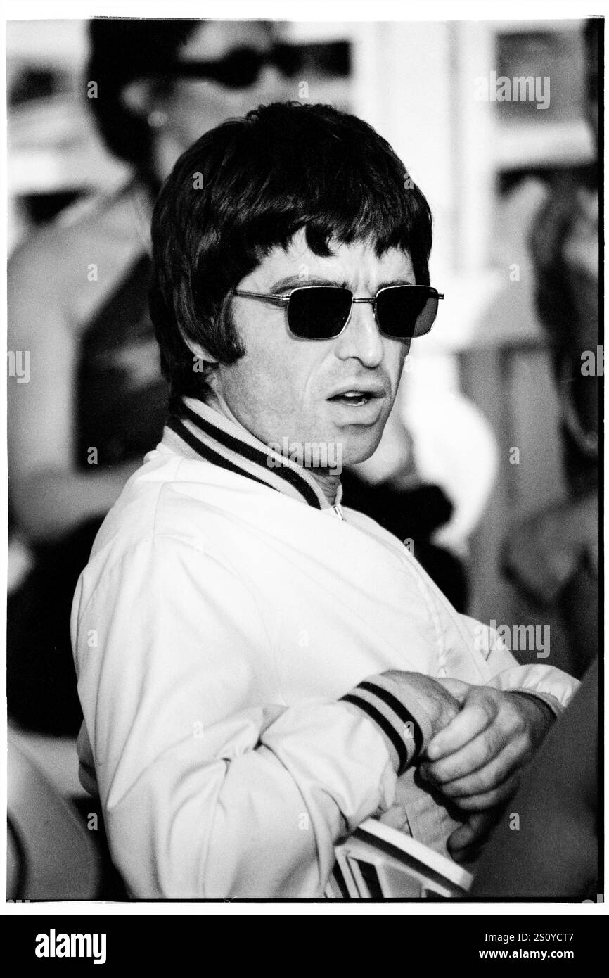 NOEL GALLAGHER, OASIS, BACKSTAGE, READING FESTIVAL, 2000: Noel Gallagher of Oasis backstage al Reading Festival, Reading, Inghilterra, Regno Unito, il 25 agosto 2000. La band fece da headliner al festival quella sera con il loro quarto album "Standing on the Shoulder of Giants". Foto: Rob Watkins. INFO: Noel Gallagher è un musicista, cantautore e produttore inglese, meglio conosciuto come il chitarrista principale degli Oasis. Famoso per inni come "Wonderwall", in seguito formò gli High Flying Birds di Noel Gallagher, continuando la sua eredità di brillantezza Britpop. Foto Stock
