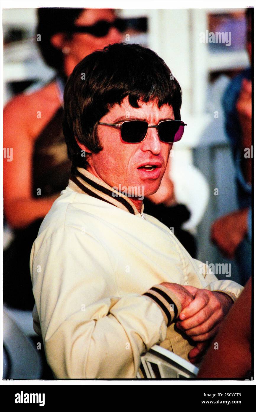 NOEL GALLAGHER, OASIS, BACKSTAGE, READING FESTIVAL, 2000: Noel Gallagher of Oasis backstage al Reading Festival, Reading, Inghilterra, Regno Unito, il 25 agosto 2000. La band fece da headliner al festival quella sera con il loro quarto album "Standing on the Shoulder of Giants". Foto: Rob Watkins. INFO: Noel Gallagher è un musicista, cantautore e produttore inglese, meglio conosciuto come il chitarrista principale degli Oasis. Famoso per inni come "Wonderwall", in seguito formò gli High Flying Birds di Noel Gallagher, continuando la sua eredità di brillantezza Britpop. Foto Stock