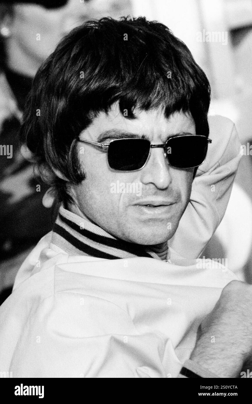 NOEL GALLAGHER, OASIS, BACKSTAGE, READING FESTIVAL, 2000: Noel Gallagher of Oasis backstage al Reading Festival, Reading, Inghilterra, Regno Unito, il 25 agosto 2000. La band fece da headliner al festival quella sera con il loro quarto album "Standing on the Shoulder of Giants". Foto: Rob Watkins. INFO: Noel Gallagher è un musicista, cantautore e produttore inglese, meglio conosciuto come il chitarrista principale degli Oasis. Famoso per inni come "Wonderwall", in seguito formò gli High Flying Birds di Noel Gallagher, continuando la sua eredità di brillantezza Britpop. Foto Stock