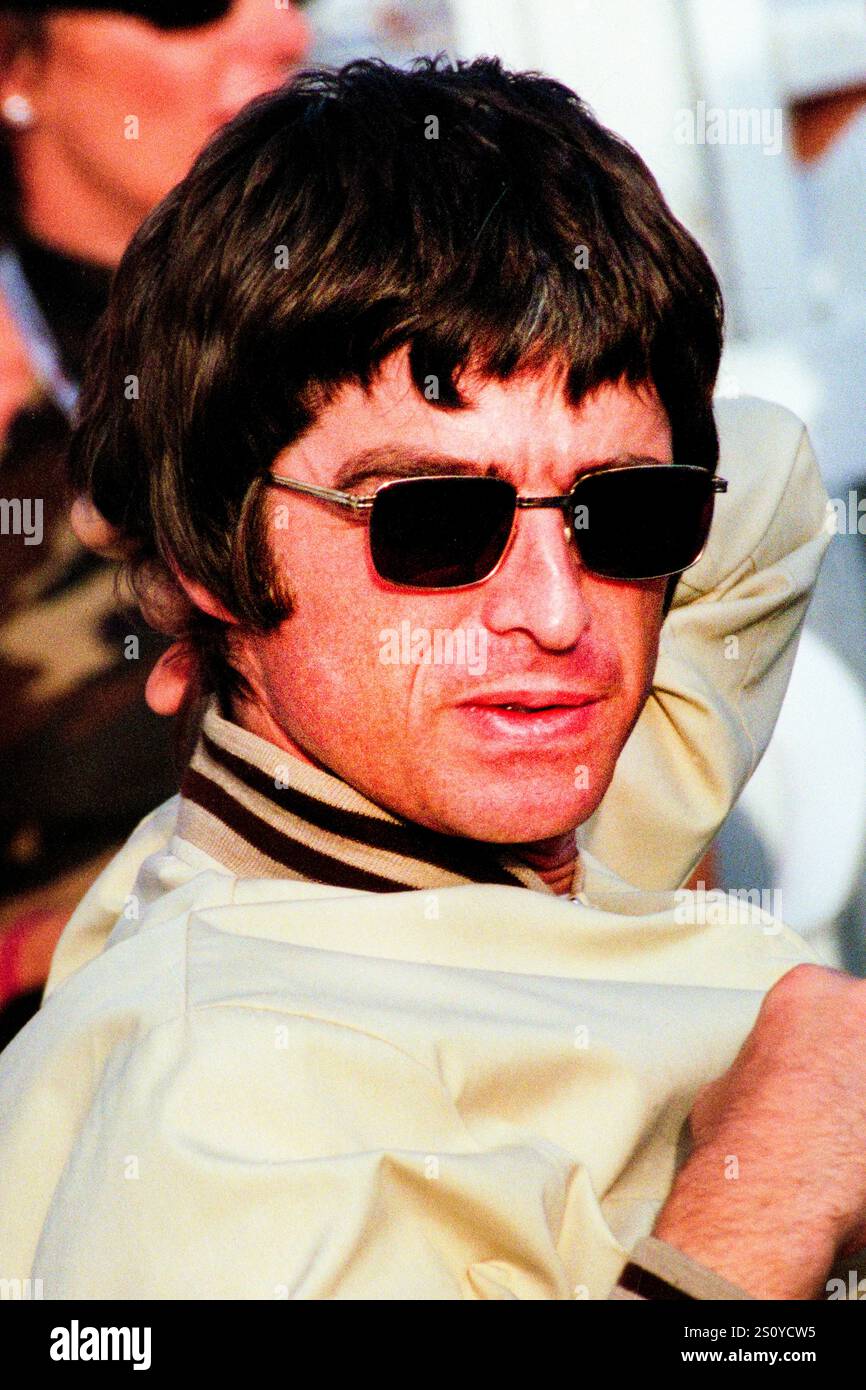NOEL GALLAGHER, OASIS, BACKSTAGE, READING FESTIVAL, 2000: Noel Gallagher of Oasis backstage al Reading Festival, Reading, Inghilterra, Regno Unito, il 25 agosto 2000. La band fece da headliner al festival quella sera con il loro quarto album "Standing on the Shoulder of Giants". Foto: Rob Watkins. INFO: Noel Gallagher è un musicista, cantautore e produttore inglese, meglio conosciuto come il chitarrista principale degli Oasis. Famoso per inni come "Wonderwall", in seguito formò gli High Flying Birds di Noel Gallagher, continuando la sua eredità di brillantezza Britpop. Foto Stock