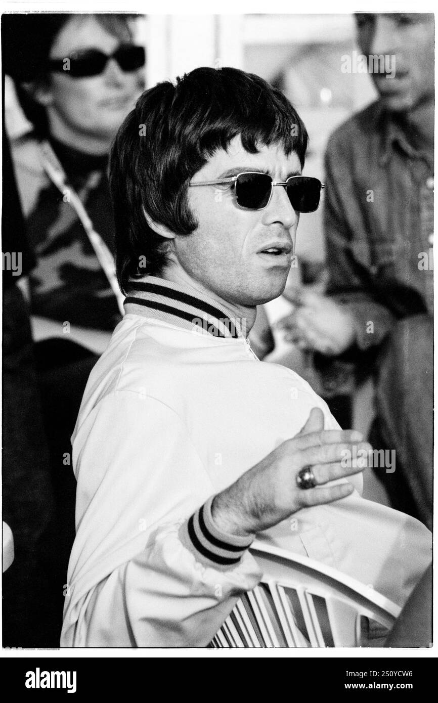 NOEL GALLAGHER, OASIS, BACKSTAGE, READING FESTIVAL, 2000: Noel Gallagher of Oasis backstage al Reading Festival, Reading, Inghilterra, Regno Unito, il 25 agosto 2000. La band fece da headliner al festival quella sera con il loro quarto album "Standing on the Shoulder of Giants". Foto: Rob Watkins. INFO: Noel Gallagher è un musicista, cantautore e produttore inglese, meglio conosciuto come il chitarrista principale degli Oasis. Famoso per inni come "Wonderwall", in seguito formò gli High Flying Birds di Noel Gallagher, continuando la sua eredità di brillantezza Britpop. Foto Stock