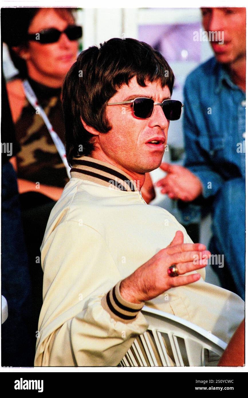 NOEL GALLAGHER, OASIS, BACKSTAGE, READING FESTIVAL, 2000: Noel Gallagher of Oasis backstage al Reading Festival, Reading, Inghilterra, Regno Unito, il 25 agosto 2000. La band fece da headliner al festival quella sera con il loro quarto album "Standing on the Shoulder of Giants". Foto: Rob Watkins. INFO: Noel Gallagher è un musicista, cantautore e produttore inglese, meglio conosciuto come il chitarrista principale degli Oasis. Famoso per inni come "Wonderwall", in seguito formò gli High Flying Birds di Noel Gallagher, continuando la sua eredità di brillantezza Britpop. Foto Stock