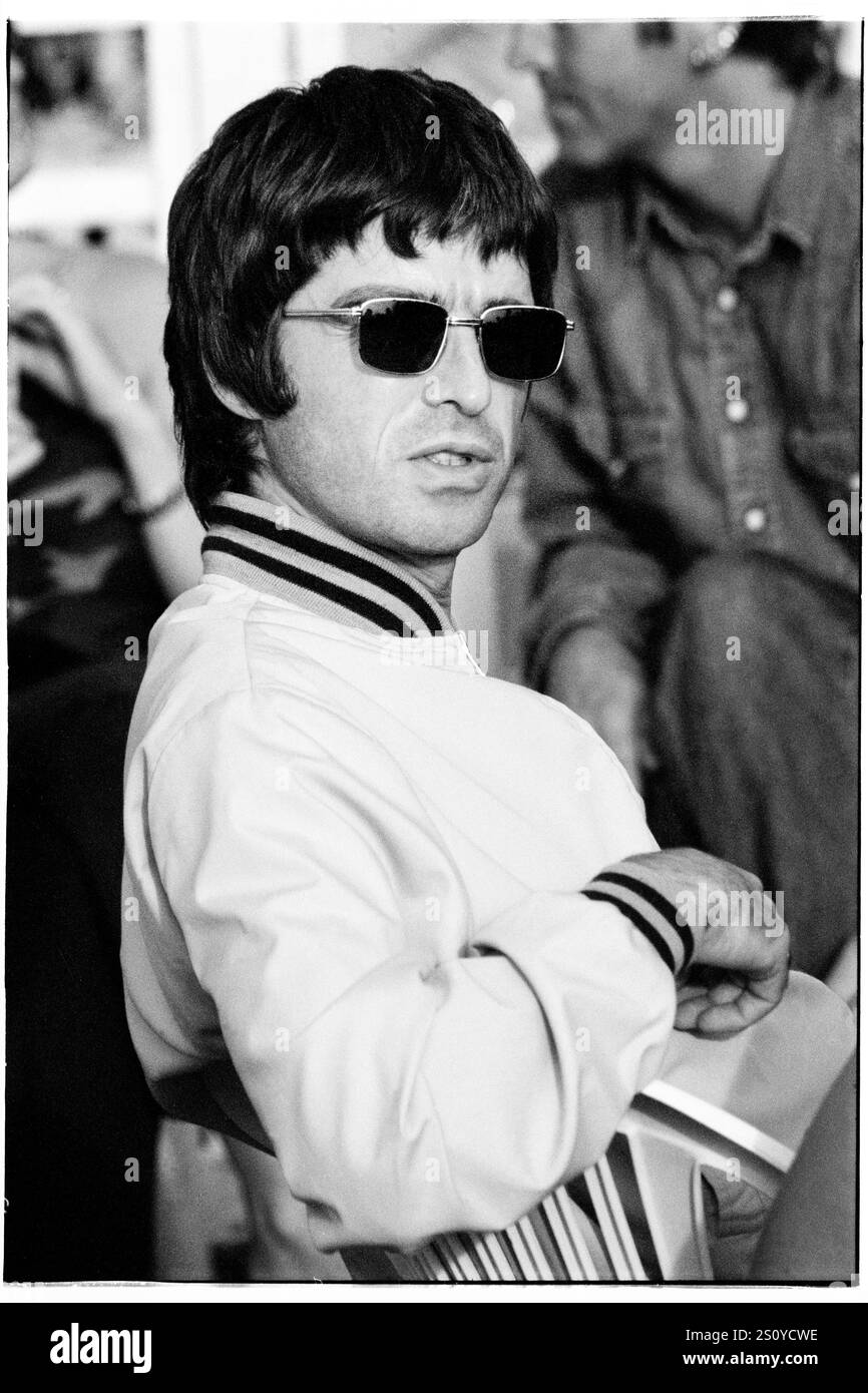 NOEL GALLAGHER, OASIS, BACKSTAGE, READING FESTIVAL, 2000: Noel Gallagher of Oasis backstage al Reading Festival, Reading, Inghilterra, Regno Unito, il 25 agosto 2000. La band fece da headliner al festival quella sera con il loro quarto album "Standing on the Shoulder of Giants". Foto: Rob Watkins. INFO: Noel Gallagher è un musicista, cantautore e produttore inglese, meglio conosciuto come il chitarrista principale degli Oasis. Famoso per inni come "Wonderwall", in seguito formò gli High Flying Birds di Noel Gallagher, continuando la sua eredità di brillantezza Britpop. Foto Stock