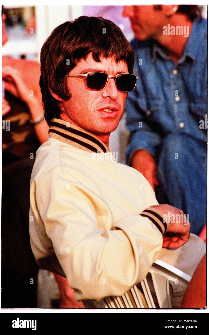 NOEL GALLAGHER, OASIS, BACKSTAGE, READING FESTIVAL, 2000: Noel Gallagher of Oasis backstage al Reading Festival, Reading, Inghilterra, Regno Unito, il 25 agosto 2000. La band fece da headliner al festival quella sera con il loro quarto album "Standing on the Shoulder of Giants". Foto: Rob Watkins. INFO: Noel Gallagher è un musicista, cantautore e produttore inglese, meglio conosciuto come il chitarrista principale degli Oasis. Famoso per inni come "Wonderwall", in seguito formò gli High Flying Birds di Noel Gallagher, continuando la sua eredità di brillantezza Britpop. Foto Stock