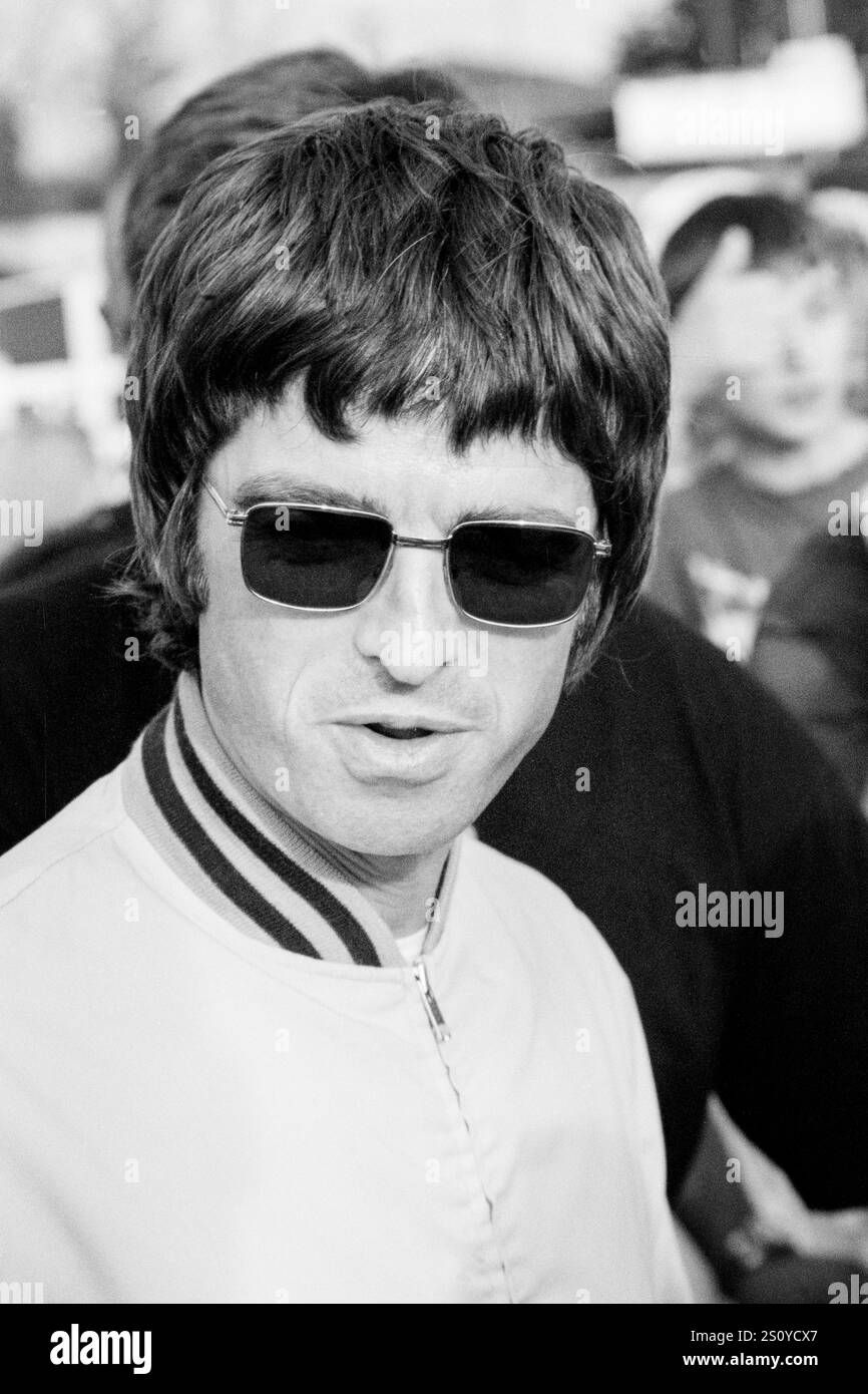 NOEL GALLAGHER, OASIS, BACKSTAGE, READING FESTIVAL, 2000: Noel Gallagher of Oasis backstage al Reading Festival, Reading, Inghilterra, Regno Unito, il 25 agosto 2000. La band fece da headliner al festival quella sera con il loro quarto album "Standing on the Shoulder of Giants". Foto: Rob Watkins. INFO: Noel Gallagher è un musicista, cantautore e produttore inglese, meglio conosciuto come il chitarrista principale degli Oasis. Famoso per inni come "Wonderwall", in seguito formò gli High Flying Birds di Noel Gallagher, continuando la sua eredità di brillantezza Britpop. Foto Stock