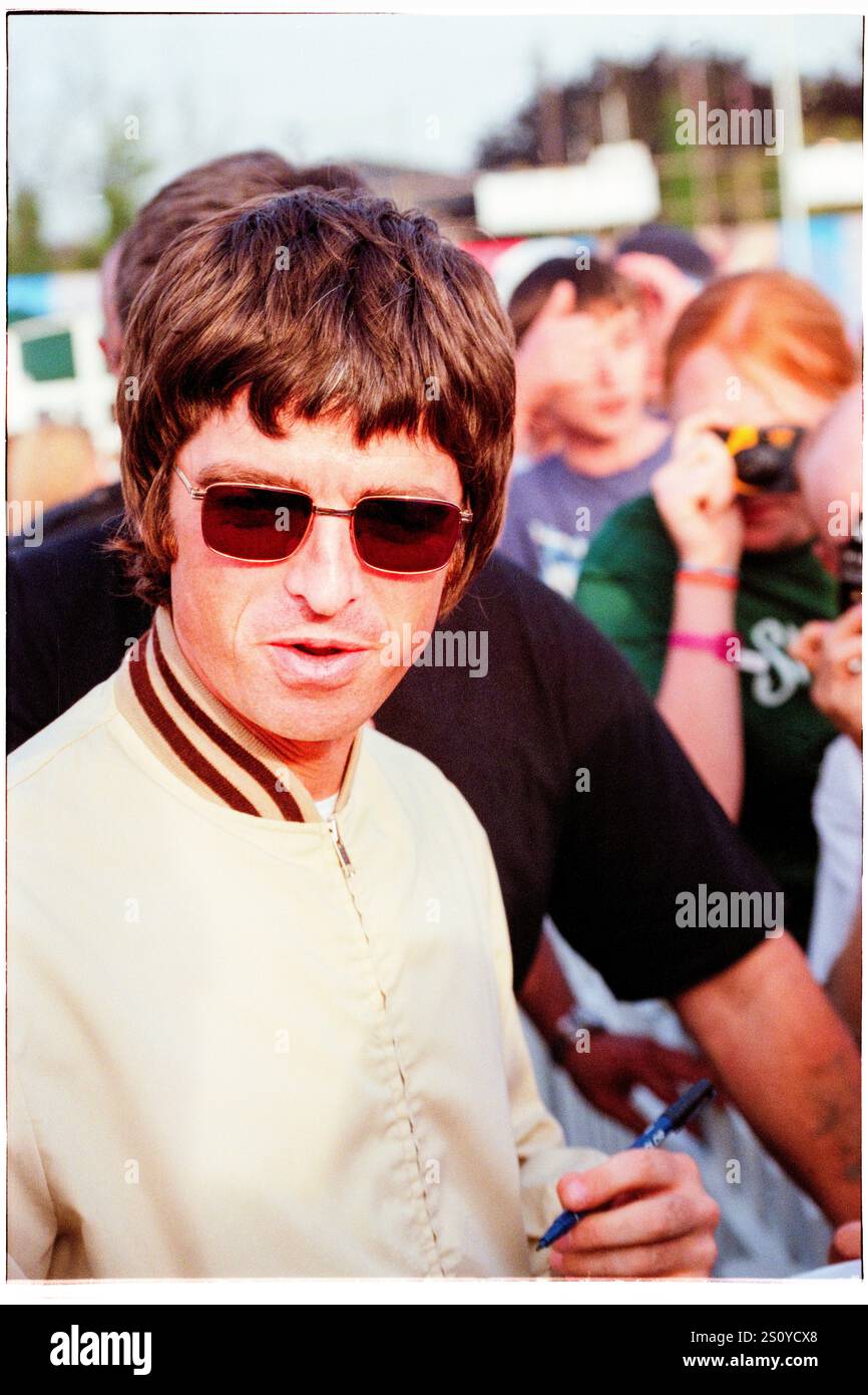 NOEL GALLAGHER, OASIS, BACKSTAGE, READING FESTIVAL, 2000: Noel Gallagher of Oasis backstage al Reading Festival, Reading, Inghilterra, Regno Unito, il 25 agosto 2000. La band fece da headliner al festival quella sera con il loro quarto album "Standing on the Shoulder of Giants". Foto: Rob Watkins. INFO: Noel Gallagher è un musicista, cantautore e produttore inglese, meglio conosciuto come il chitarrista principale degli Oasis. Famoso per inni come "Wonderwall", in seguito formò gli High Flying Birds di Noel Gallagher, continuando la sua eredità di brillantezza Britpop. Foto Stock