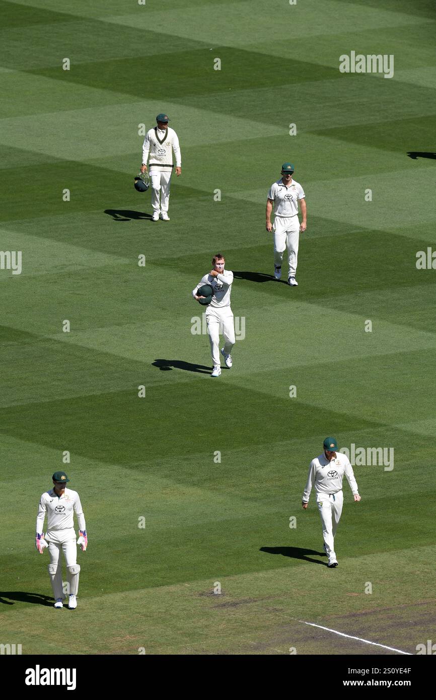 MELBOURNE, AUSTRALIA. 30 dicembre 2024. Una veduta aerea della squadra australiana di cricket fotografata dall'alto mentre camminano sul campo dell'MCG per schierarsi durante il 2° Inning del giorno 5 quarto test dell'Australia vs India test Cricket al Melbourne Cricket Ground, Melbourne, Australia il 30 dicembre 2024. Crediti: Karl Phillipson/Alamy Live News Foto Stock
