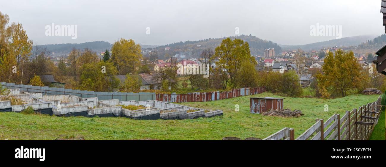 Vista panoramica dalla periferia sud-occidentale attraverso il cortile verso le colline nord-orientali nella cittadina di Skhidnytsia, Ucraina occidentale. Foto Stock
