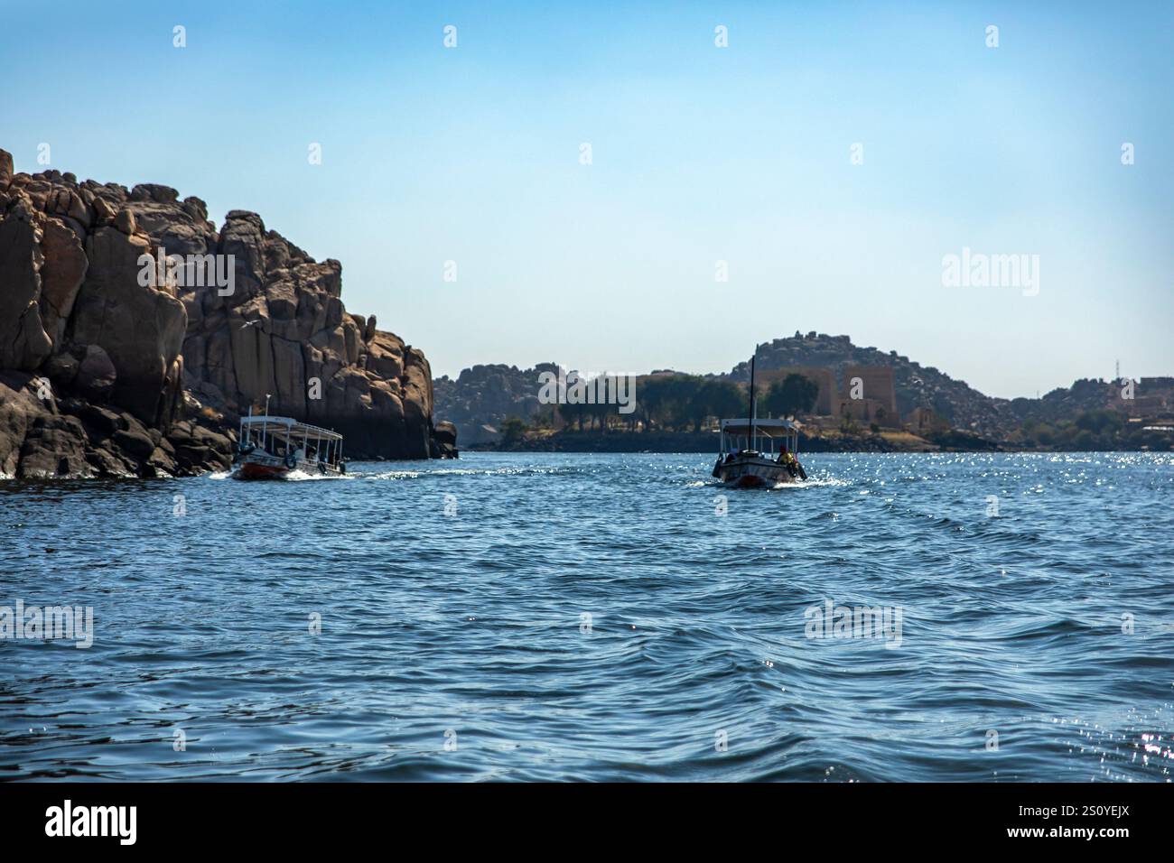 Assuan, Egitto; 18 gennaio 2024: Godersi i tour in barca sul Nilo ad Assuan: Escursioni all'Isola Elefantina. Questi tour in barca offrono vedute panoramiche e accessi Foto Stock