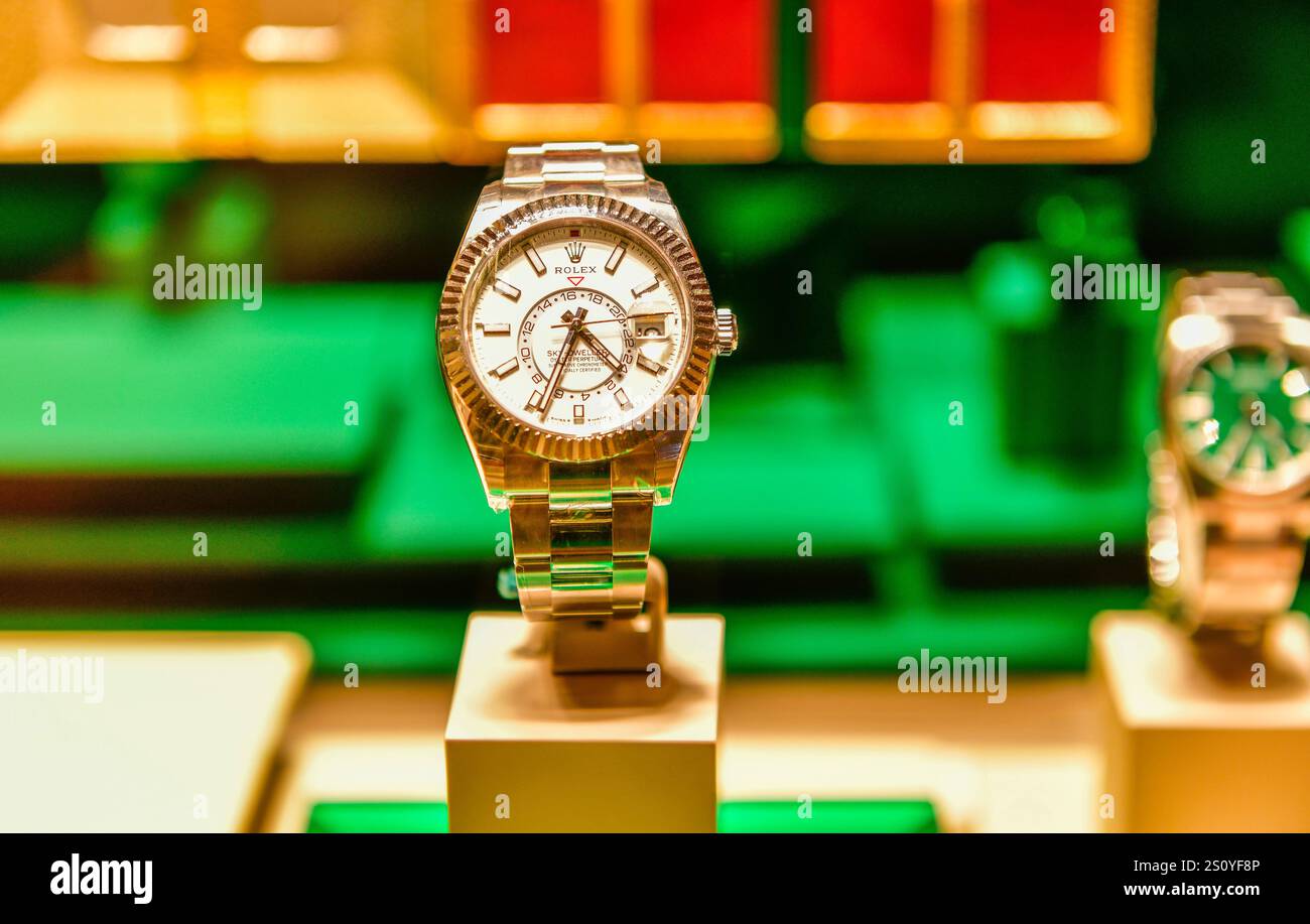 BANGKOK, TAILANDIA - 19 dicembre 2024 : il nuovo Rolex Sky-Dweller Orologio uomo Oro giallo 336938 42mm esposto in un negozio Foto Stock