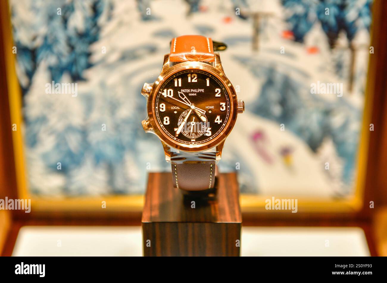 BANGKOK, THAILANDIA - 19 dicembre 2024 : Patek Philippe 5524 Calatrava Pilot Travel Time, orologio svizzero esposto in un negozio Foto Stock
