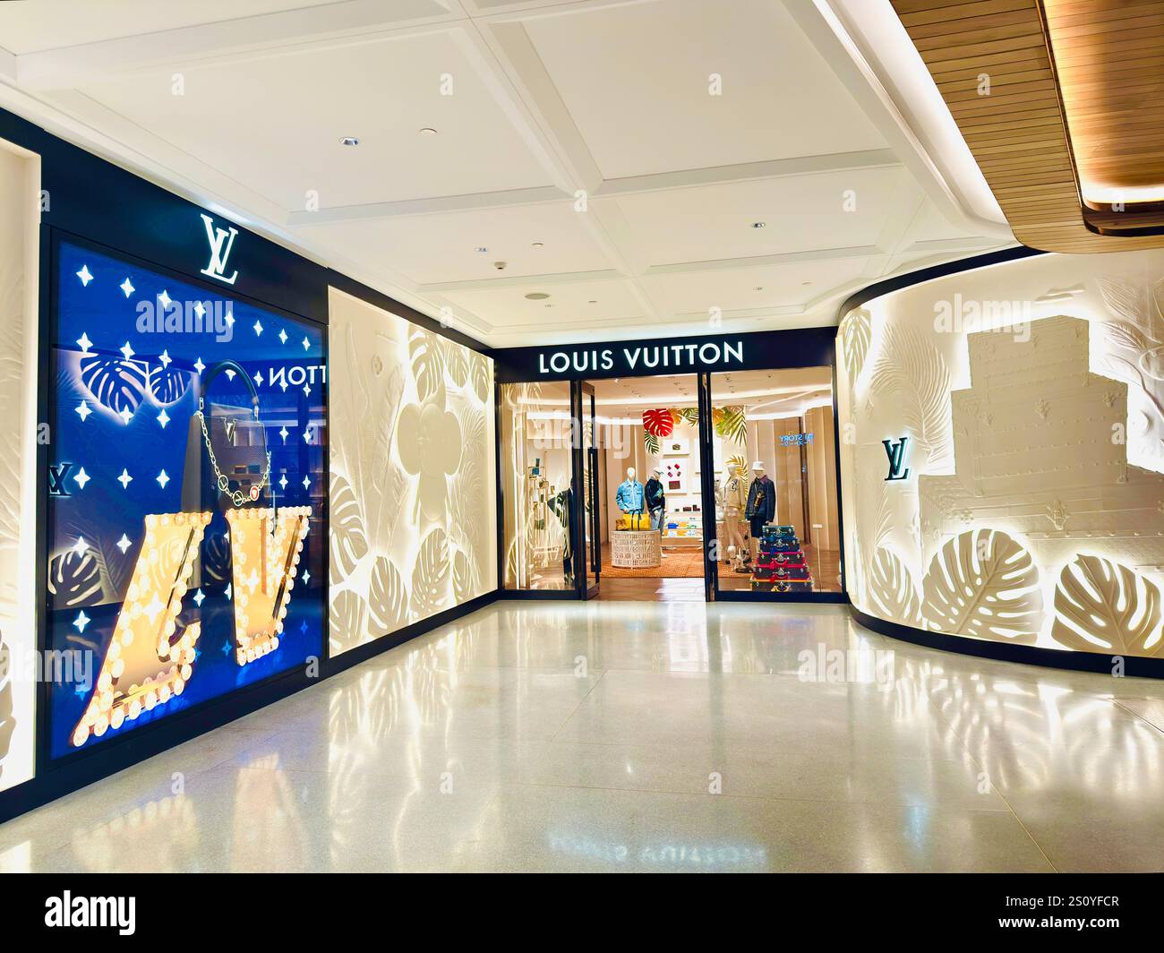 BANGKOK TAILANDIA - 12 dicembre 2024 : il negozio Louis Vuitton ospita una boutique, un caffè e un ristorante, il primo piano ospita le Café, il marchio di design Foto Stock