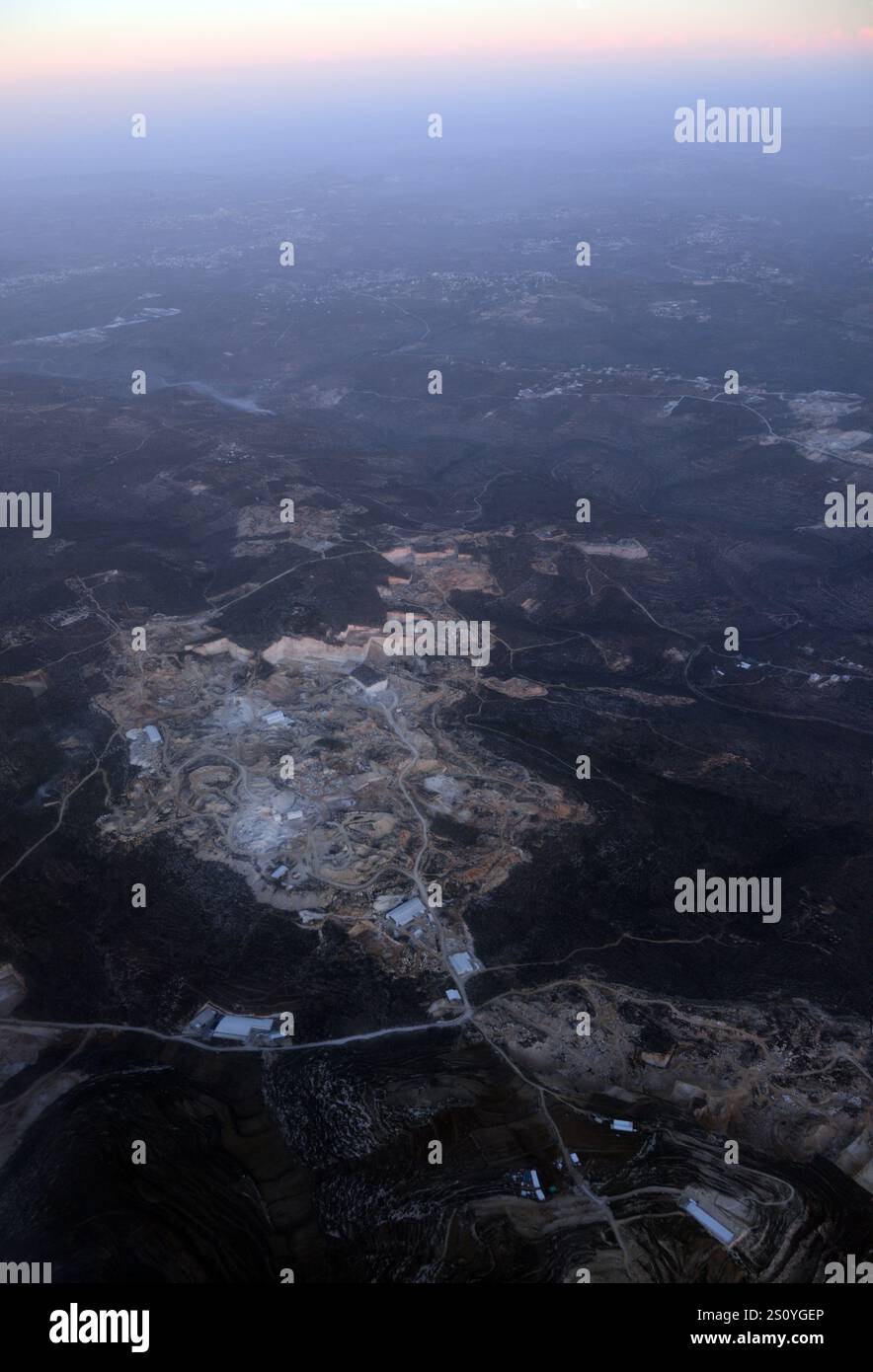 Vista aerea di una grande cava in Samaria, Cisgiordania, Palestina. Foto Stock