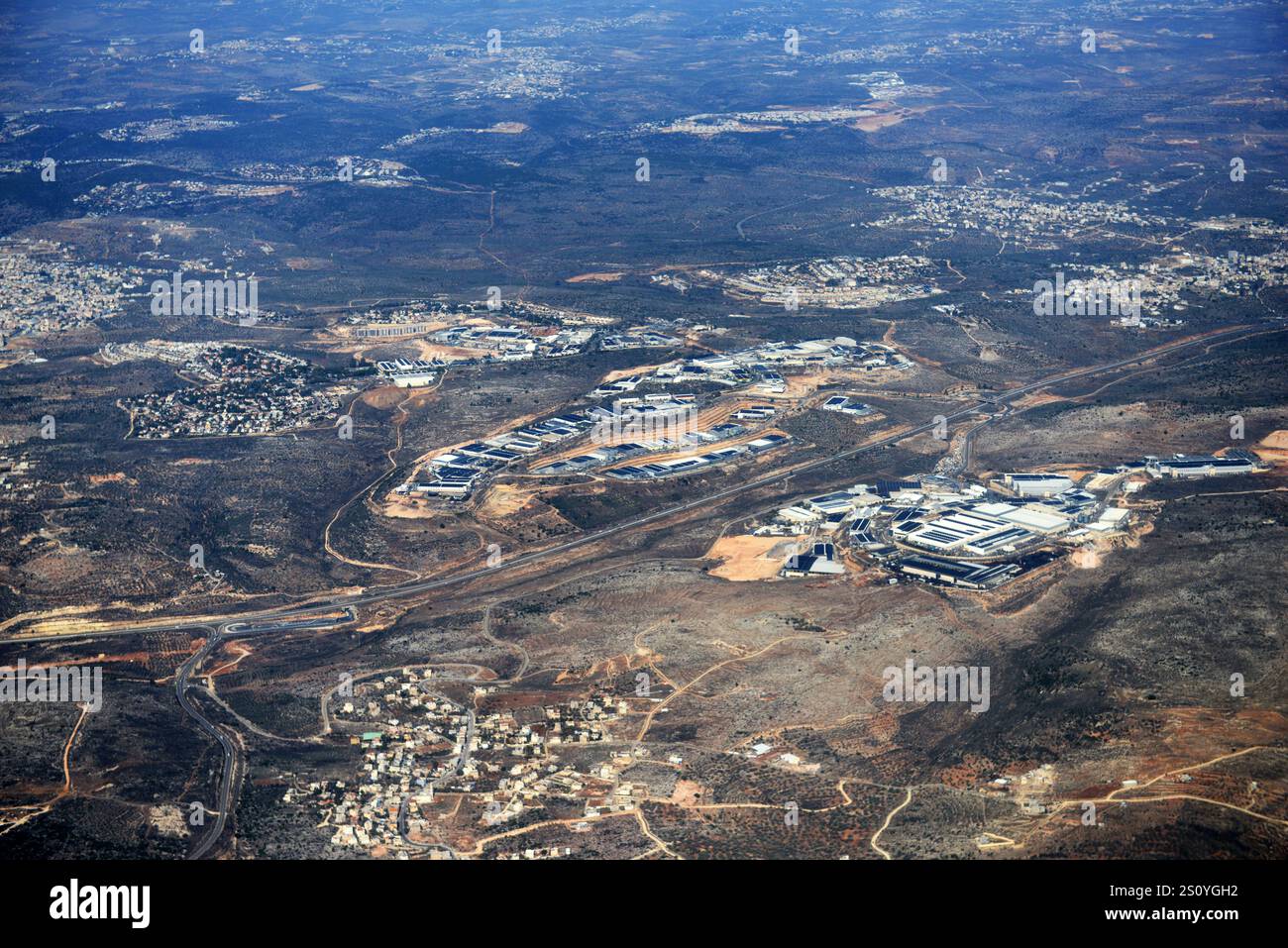 Vista aerea dell'insediamento di Barkan e delle sue aree industriali vicino ai villaggi palestinesi in Cisgiordania, Palestina. Foto Stock