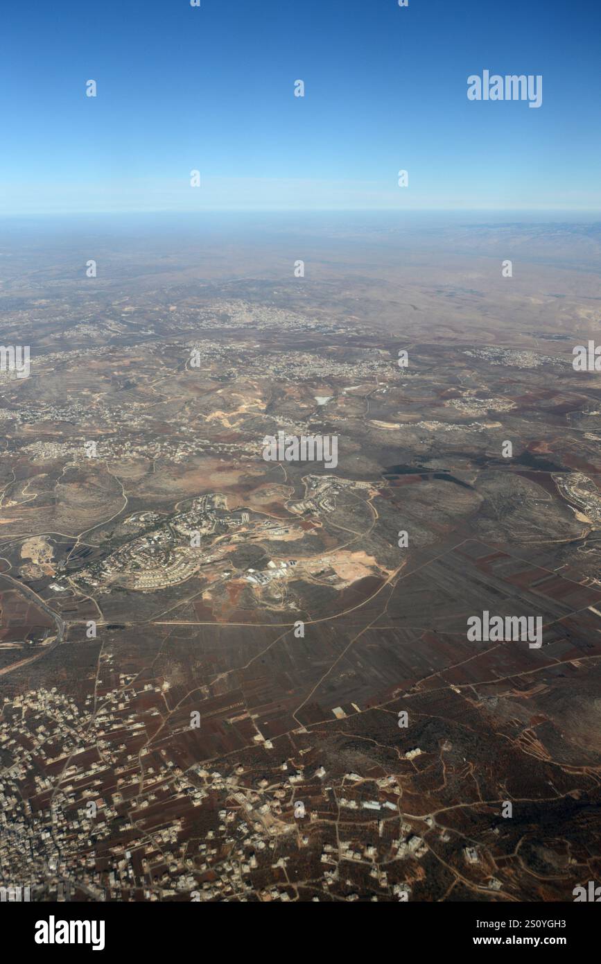 Vista aerea dei villaggi palestinesi e della città israeliana di Maale Efrayim in Cisgiordania. Foto Stock
