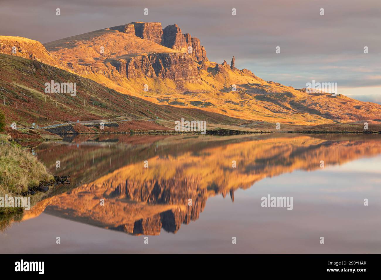 Montagne di Quiraing riflessioni in un lago di Skye Island, Scozia Foto Stock