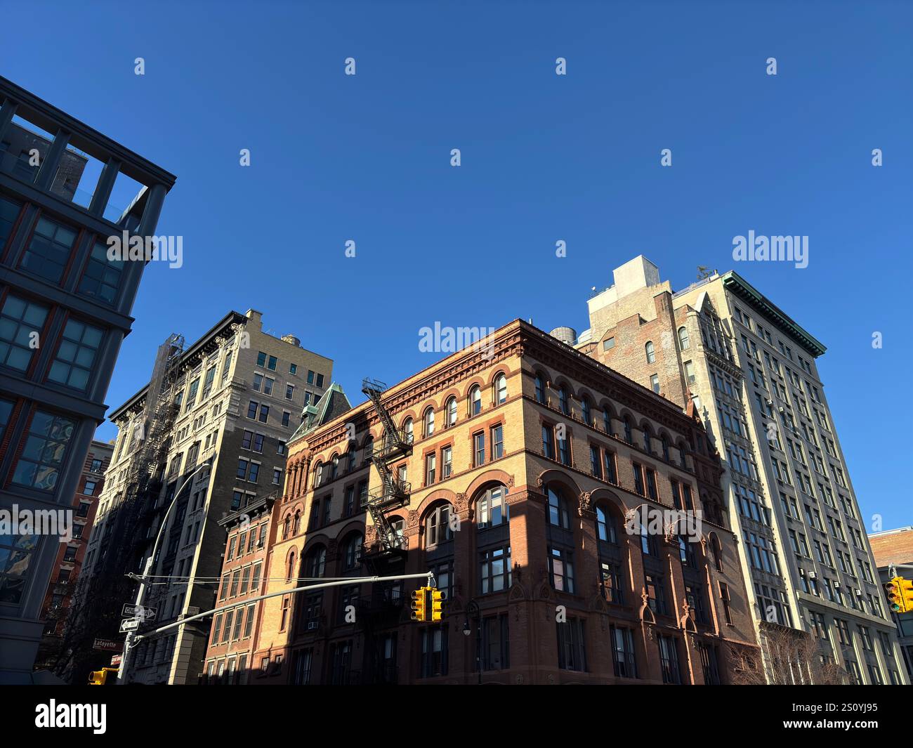Edifici storici con finestre ad arco a Soho, Manhattan Foto Stock Edifici storici con finestre ad arco a Soho, Manhattan Foto Stock
