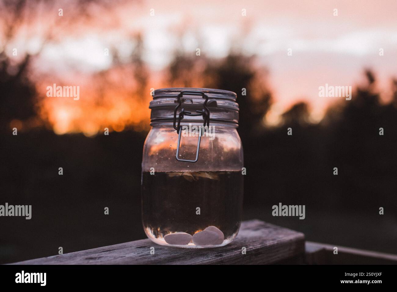 Incandescenza magica dell'acqua della luna di cristallo Foto Stock