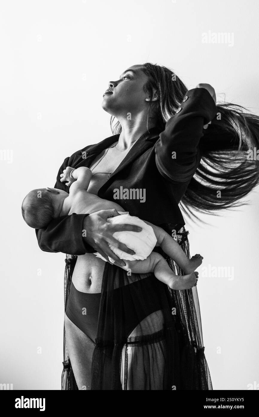 Ritratto in bianco e nero di una madre e di un bambino, grazia e forza Foto Stock