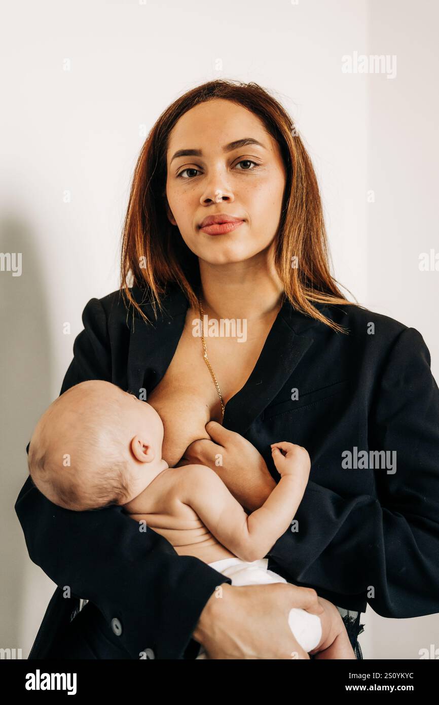 Madre e bambino sicuri di sé mentre guardano direttamente la fotocamera Foto Stock