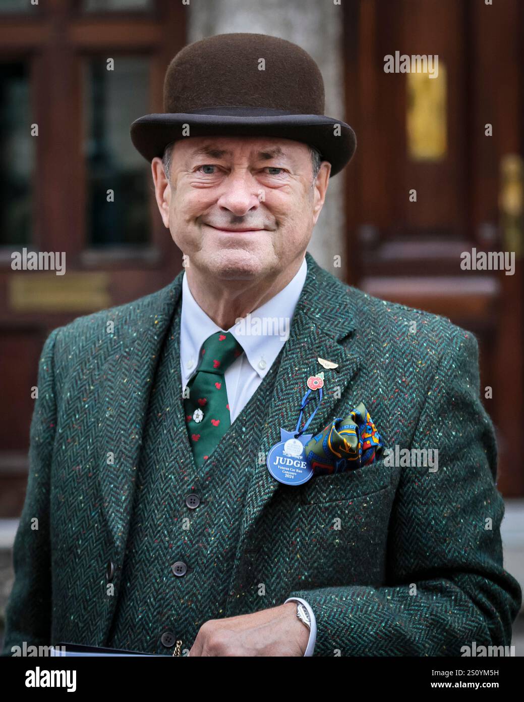 Presentatore televisivo Alan Titchmarch, MBE, giudice dello spettacolo automobilistico di St James, in tweed e cappello bowler, Londra, Regno Unito Foto Stock