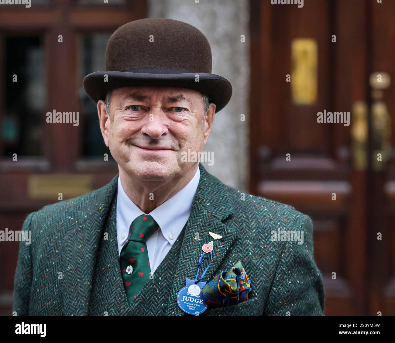 Presentatore televisivo Alan Titchmarch, MBE, giudice dello spettacolo automobilistico di St James, in tweed e cappello bowler, Londra, Regno Unito Foto Stock