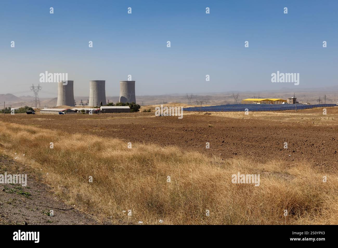 Provincia di Ardabil, Iran - 29 settembre 2024: Centrale elettrica a ciclo combinato Sabalan e centrale solare nella provincia di Ardabil Iran Foto Stock
