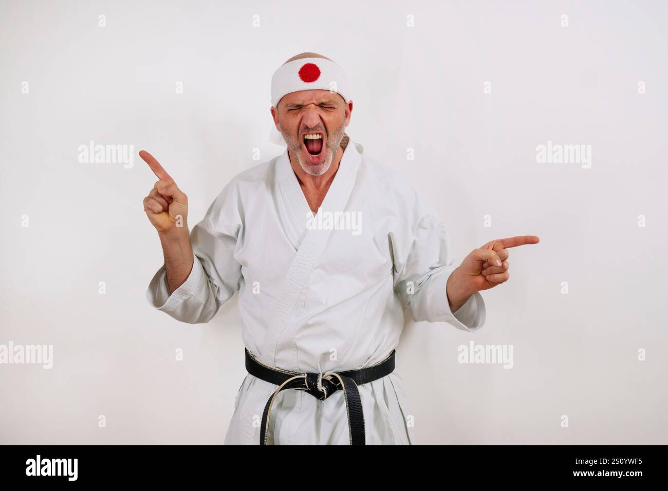 Maestro di karate che punta su entrambi i lati. Foto Stock