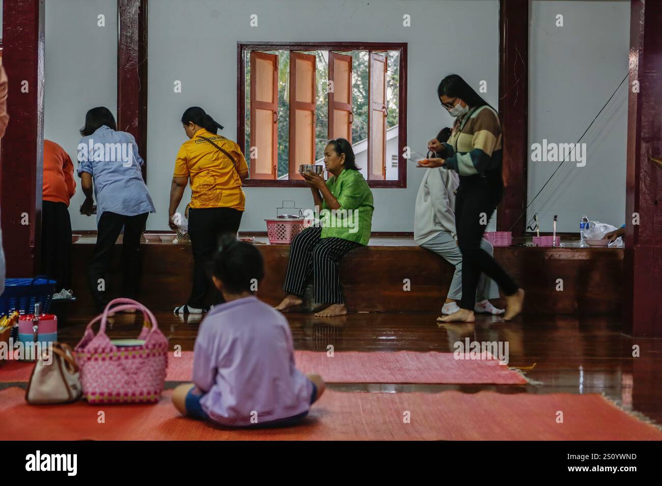 Nakhon Sawan, Thailandia. 29 dicembre 2024. Gli abitanti del villaggio pregano e si uniscono a fare il merito come preparazione per la vigilia di Capodanno in un tempio nella provincia di Nakhon Sawan a nord di Bangkok. Credito: SOPA Images Limited/Alamy Live News Foto Stock