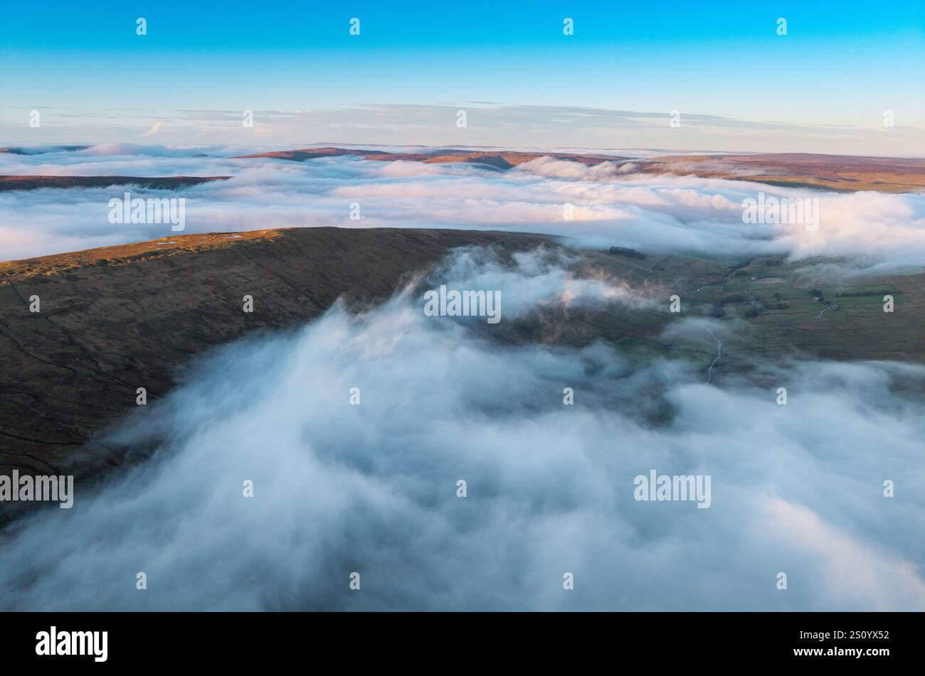 Wether cadde, la collina decrescente tra l'alta Wensleydale e l'alta Wharfedale, durante un'inversione di nuvole in una sera d'inverno. North Yorkshire, Regno Unito. Foto Stock