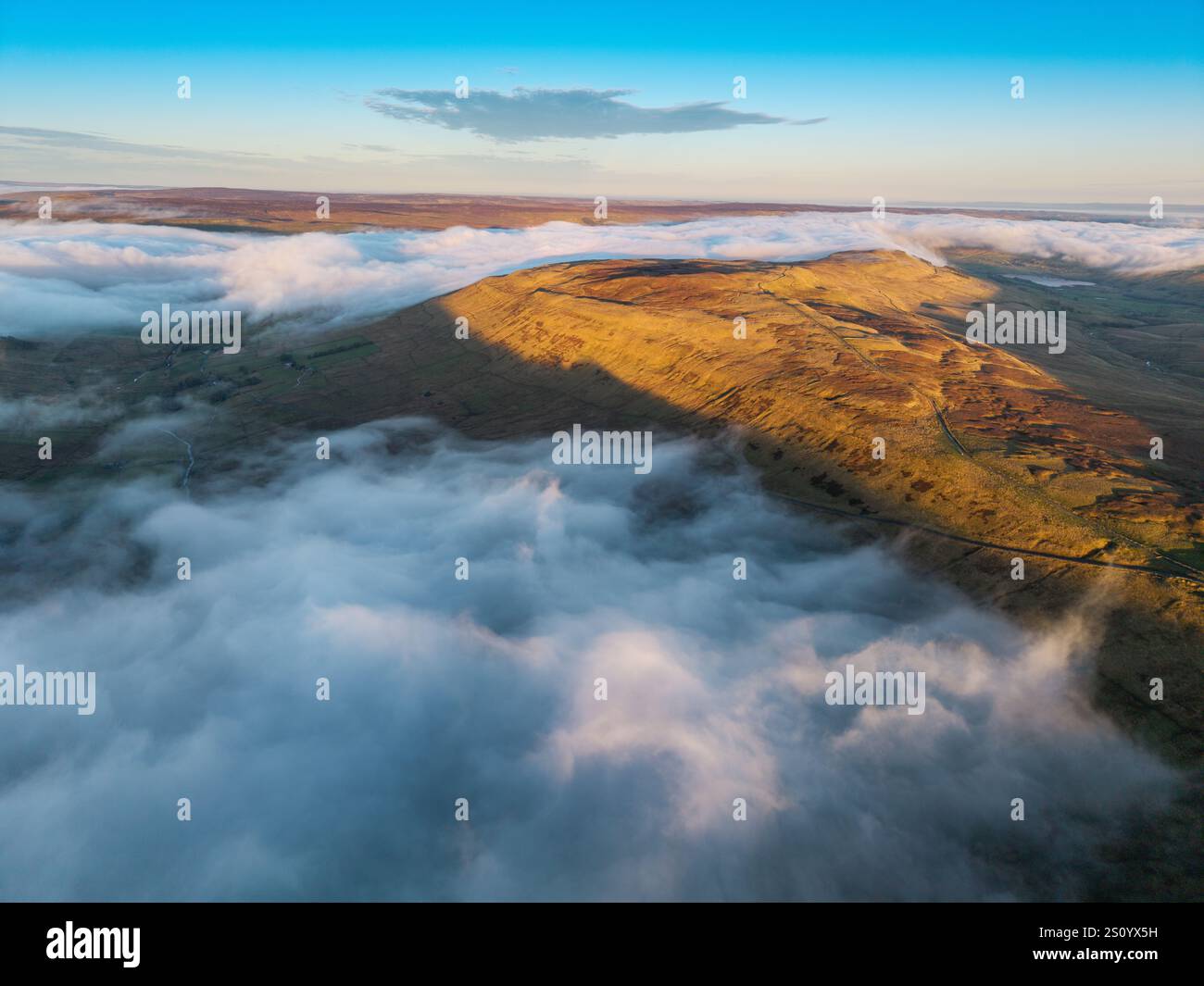 Wether cadde, la collina decrescente tra l'alta Wensleydale e l'alta Wharfedale, durante un'inversione di nuvole in una sera d'inverno. North Yorkshire, Regno Unito. Foto Stock