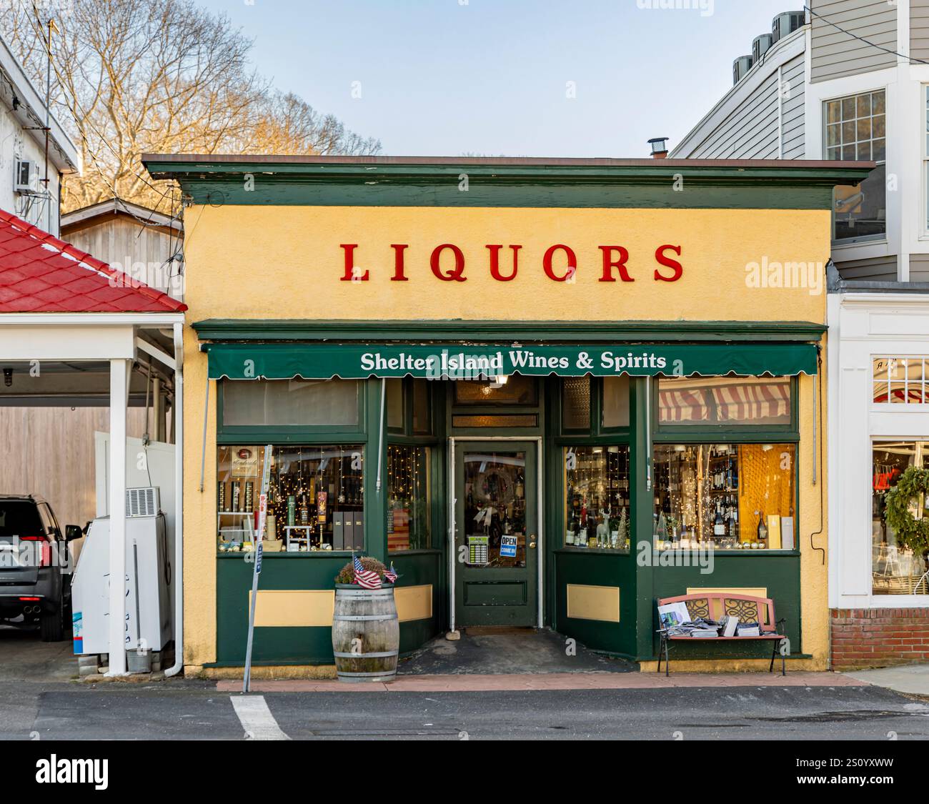 la facciata frontale del vino e dei liquori dell'isola riparata Foto Stock