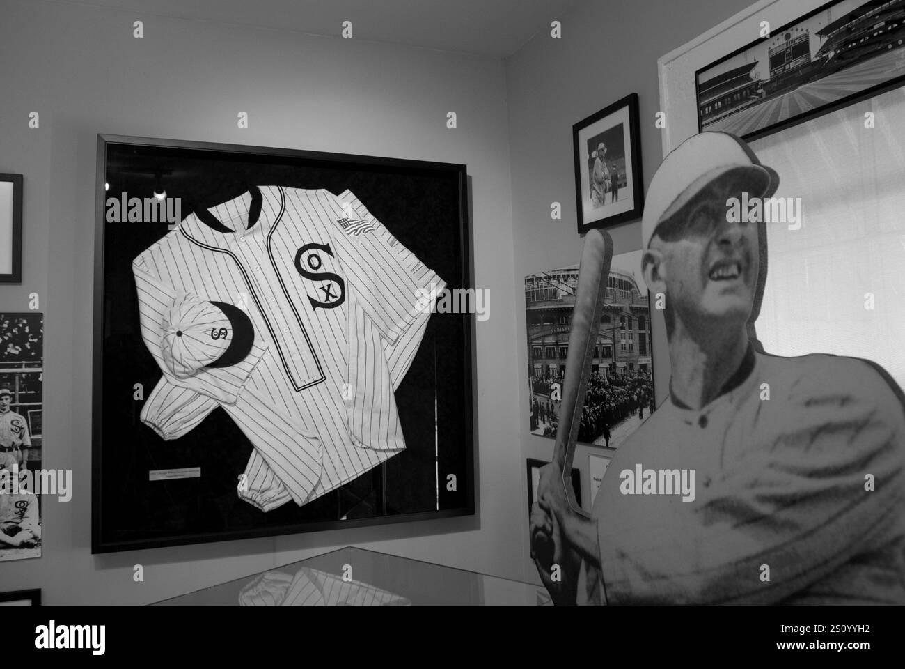 Standee e riproduzione dell'uniforme in mostra al museo Shoeless Joe Jackson e casa a Greenville, South Carolina. STATI UNITI Foto Stock