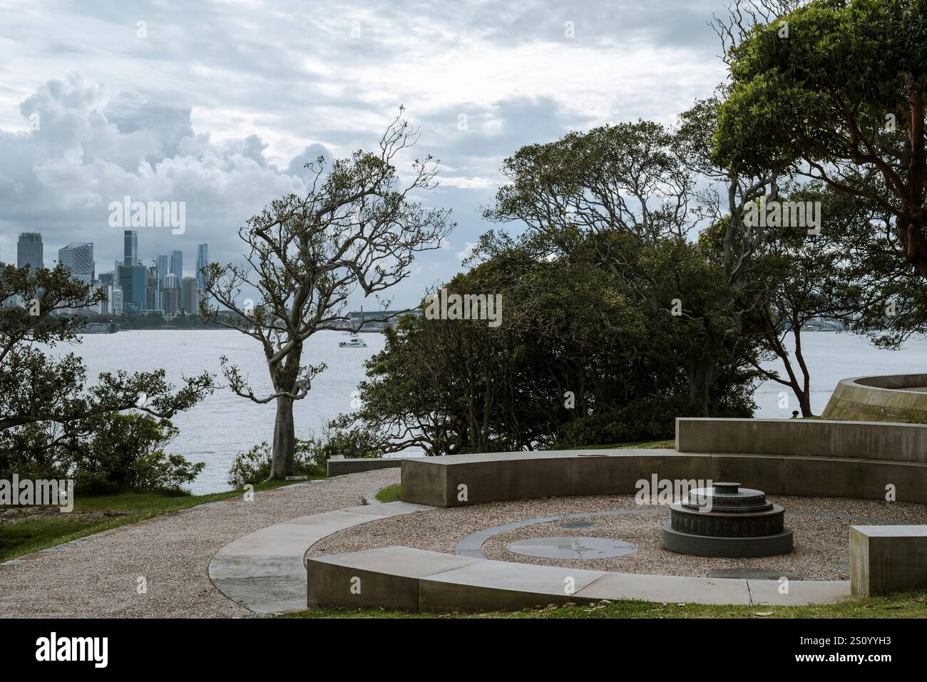 Royal Australian Navy Memorial presso Bradleys Head e vista dello skyline della città, Sydney, NSW, Australia Foto Stock