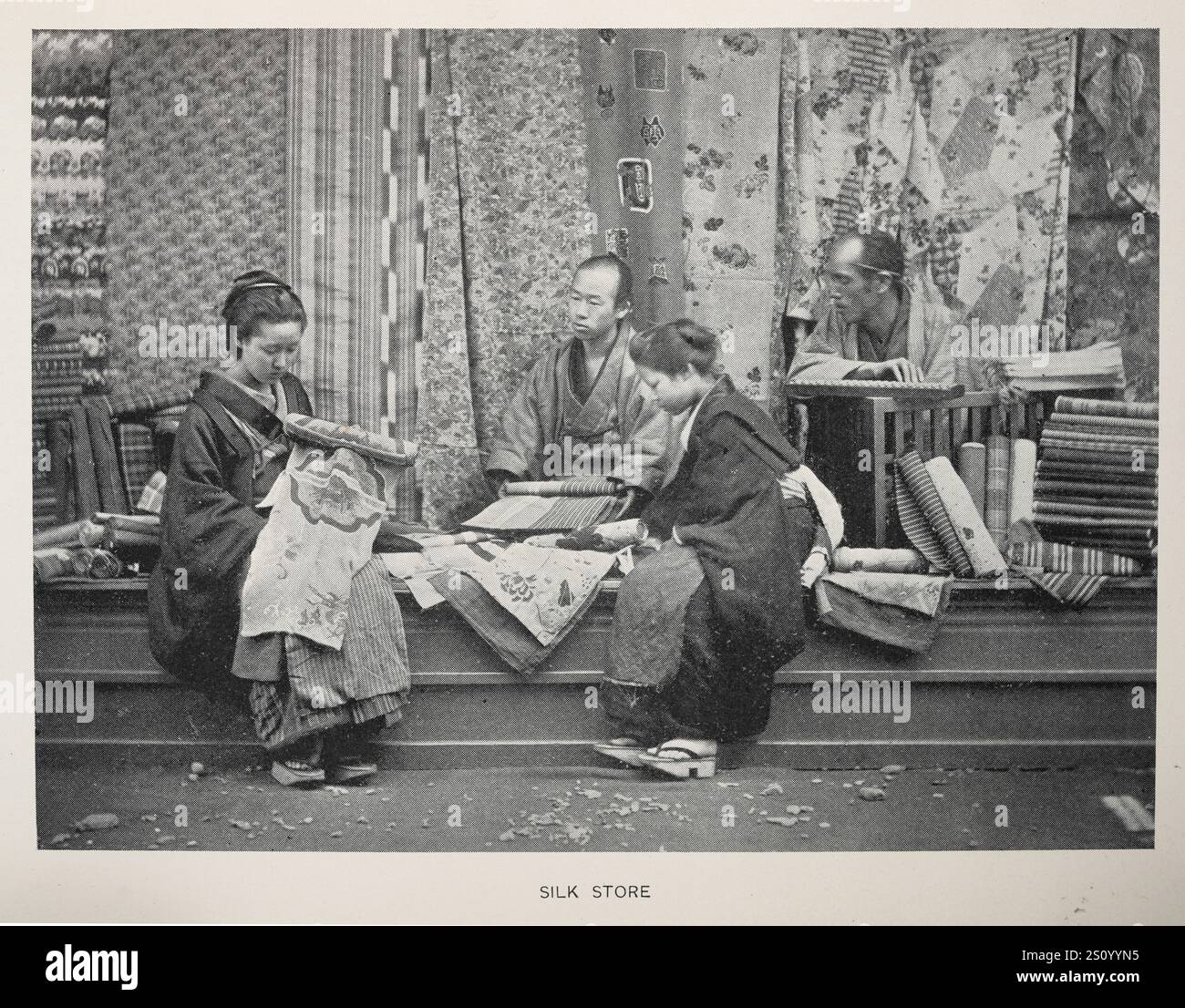 Storia del Giappone, donne giapponesi che fanno shopping in un negozio di seta, fotografie d'epoca del XIX secolo Foto Stock