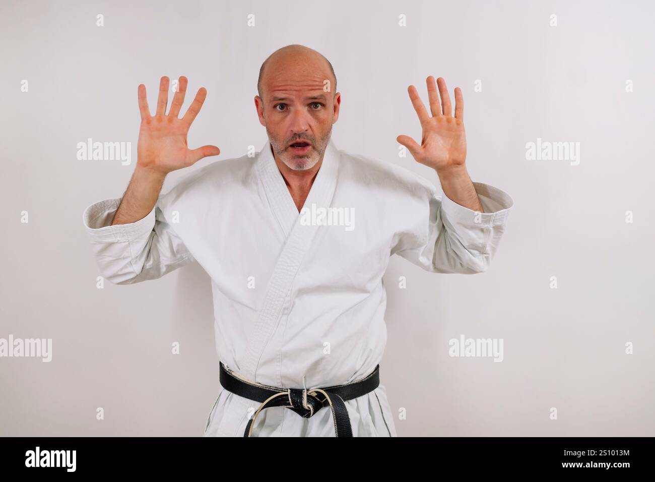 Maestro di Karate che mostra le sue mani. Foto Stock