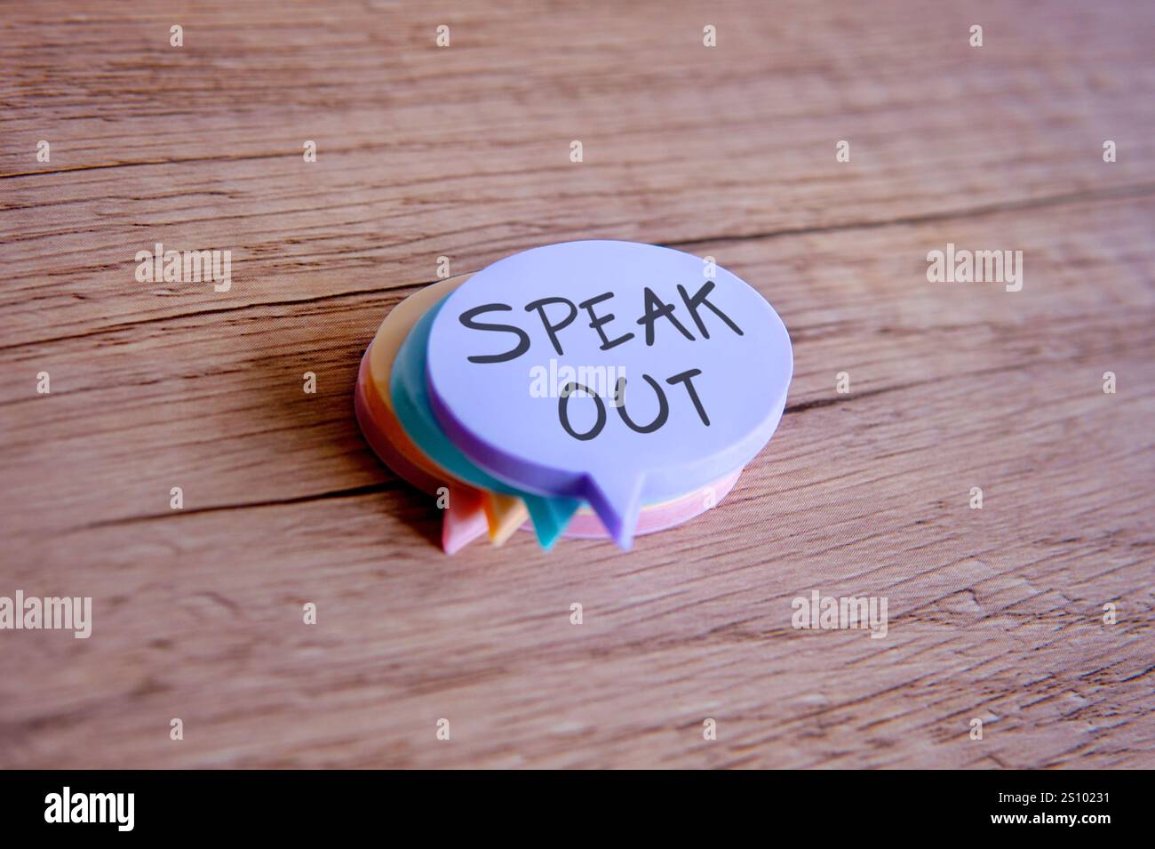 Note adesive colorate a forma di bolle di voce con la frase "Speak Out" scritta su di esse. Esprimere e esprimere opinioni. Foto Stock