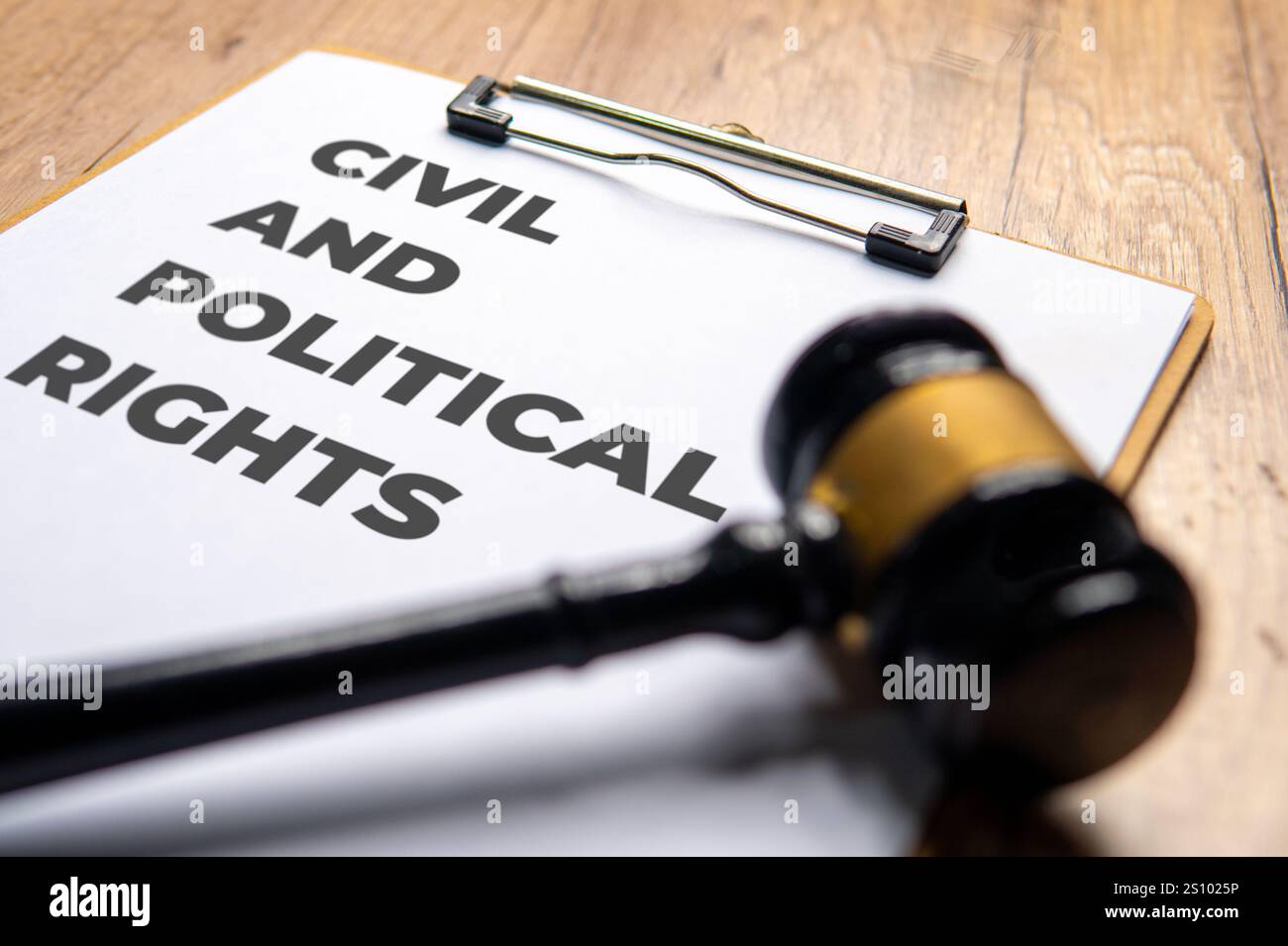 Un appunti con il testo "diritti civili e politici” e un martelletto. Aspetti giuridici e giudiziari del concetto di diritti civili e politici. Foto Stock