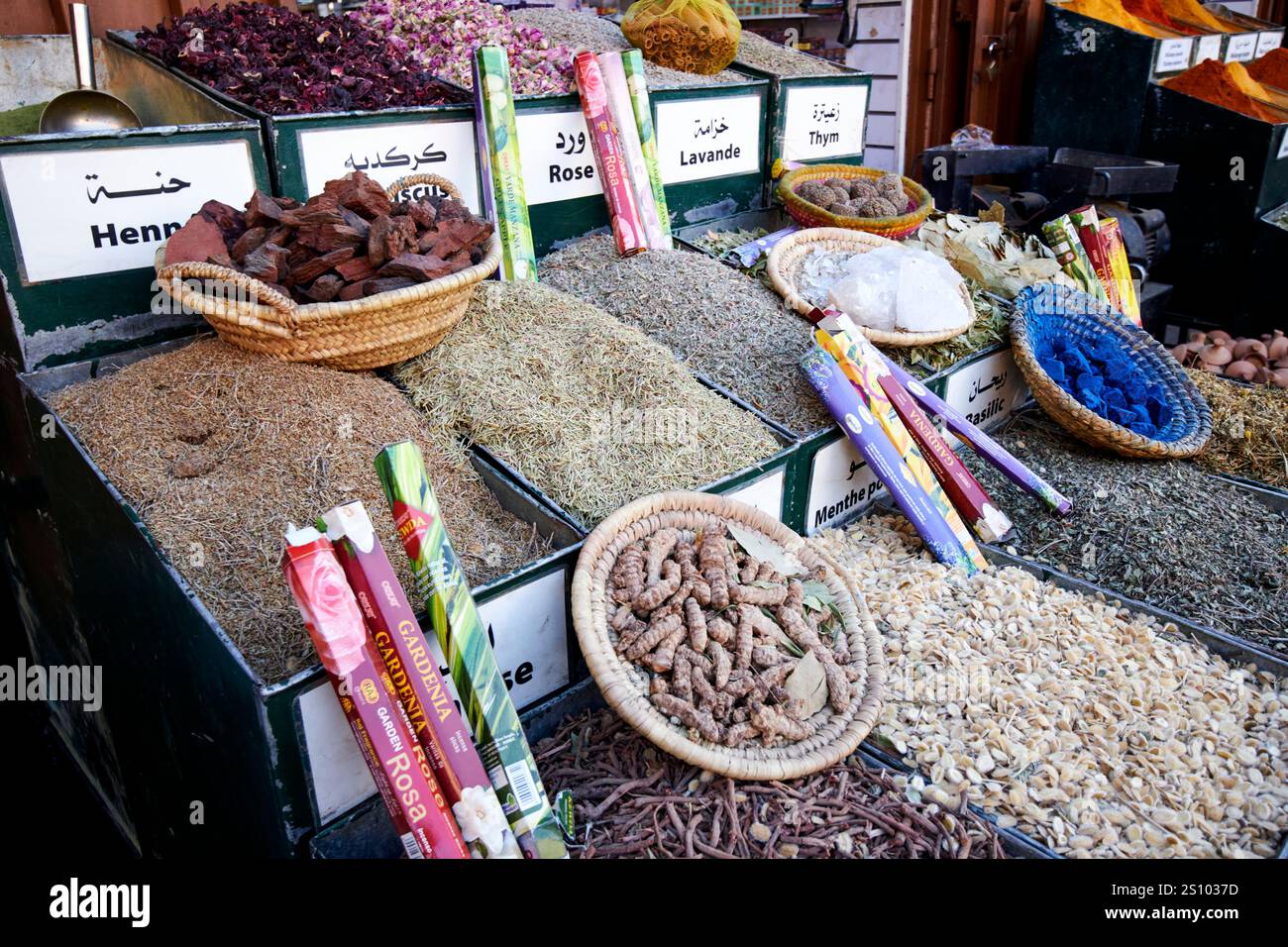 erbe aromatiche secche spezie fiori e altri prodotti secchi in vendita in una stalla nella medina di marrakech, marocco Foto Stock