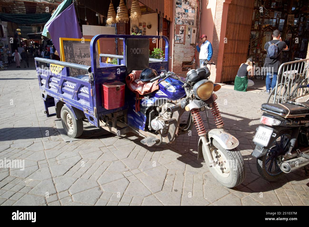 docker triporteur trike cargo a tre ruote utilizzato per trasportare merci nelle strette strade dei suk e della medina di marrakech, marocco Foto Stock