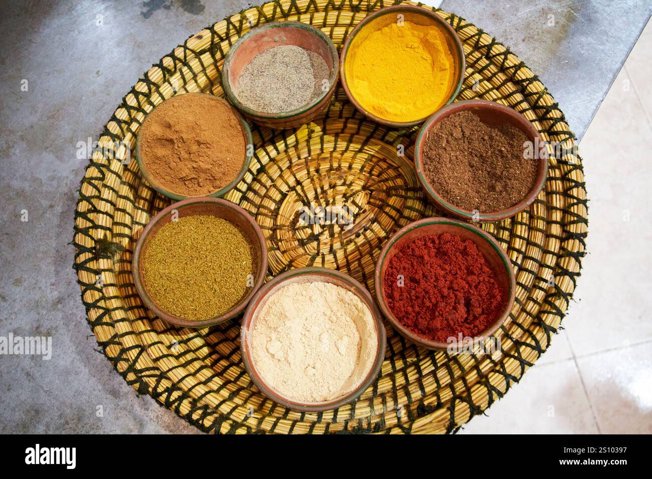 selezione di spezie marocchine utilizzate in un corso di cucina a marrakech, marocco Foto Stock